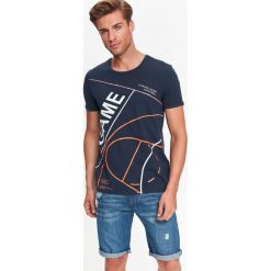 T-SHIRT MĘSKI Z NADRUKIEM. Szare t-shirty męskie z nadrukiem Top Secret, na jesień, m, z bawełny. Za 19,99 zł.