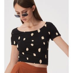 Krótki t-shirt ze wzorem - Czarny. Czarne t-shirty damskie Sinsay, s, bez wzorów, bez kołnierzyka. W wyprzedaży za 9,99 zł.