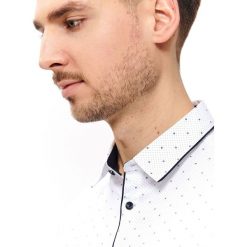 Koszula we wzór o kroju slim. Białe koszule męskie Top Secret, na lato, m, bez wzorów, eleganckie, z kontrastowym kołnierzykiem, bez rękawów. W wyprzedaży za 64,99 zł.