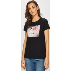 Vero Moda - Top. Czarne bluzki z odkrytymi ramionami marki Vero Moda, s, z nadrukiem, z bawełny, z okrągłym kołnierzem. Za 69,90 zł.