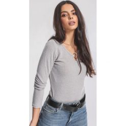 Szara Bluzka Attest. Szare bluzki damskie marki other, xl, bez wzorów, z dzianiny, z okrągłym kołnierzem, bez rękawów. Za 29,99 zł.