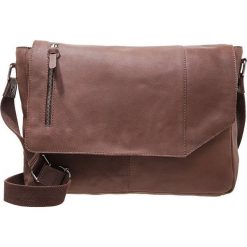 Pier One Torba na ramię brown. Brązowe torby męskie na ramię marki Pier One. W wyprzedaży za 247,20 zł.