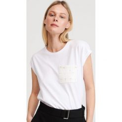 T-shirt z kieszenią - Biały. Białe t-shirty damskie Reserved, s, bez wzorów, bez kołnierzyka. Za 39,99 zł.