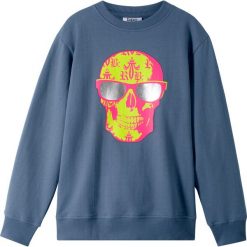Bluza z modnym nadrukiem bonprix indygo z nadrukiem. Niebieskie bluzy chłopięce bonprix, z nadrukiem, bez rękawów, bez kaptura. Za 54,99 zł.