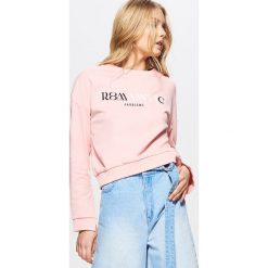 Bluzy damskie: Krótka bluza z rozcięciami przy rękawach - Różowy