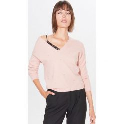 Sweter z kryształkami - Różowy. Różowe swetry damskie Mohito, s, bez wzorów, bez rękawów, bez kaptura. W wyprzedaży za 59,99 zł.