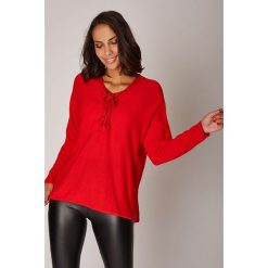 Sweter w kolorze czerwonym. Czerwone swetry damskie L'étoile du cachemire, bez wzorów, z kaszmiru, klasyczne, bez rękawów, bez kaptura. W wyprzedaży za 129,95 zł.