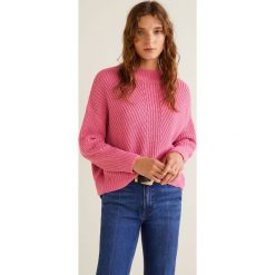 Mango - Sweter Diagonal. Różowe swetry klasyczne damskie marki Mango, s, z dzianiny, z okrągłym kołnierzem. W wyprzedaży za 69,90 zł.