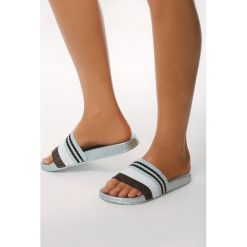 Granatowe Klapki Assaying. Niebieskie klapki damskie Born2be, bez wzorów, bez obcasa, na płaskiej podeszwie. Za 49,99 zł.