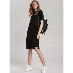 Czarna Sukienka Sirelori. Czarne sukienki damskie Renee, s, z aplikacjami, z dzianiny, klasyczne, krótkie, midi, proste. Za 89,99 zł.