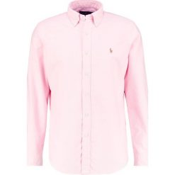 Polo Ralph Lauren CORE FIT Koszula pink. Czerwone koszule męskie Polo Ralph Lauren, s, bez wzorów, z bawełny, polo, bez rękawów. Za 439,00 zł.