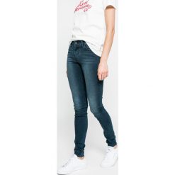 Levi's - Jeansy 710. Czerwone jeansy damskie marki Levi's®. W wyprzedaży za 249,90 zł.