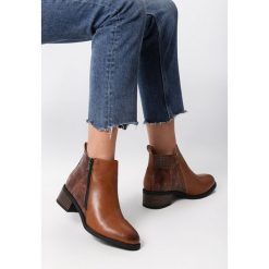 Camelowe Botki Anaya. Botki damskie Born2be, z jeansu, z okrągłym noskiem, za kostkę, na niskim obcasie, na płaskiej podeszwie, na zamek. Za 109,99 zł.