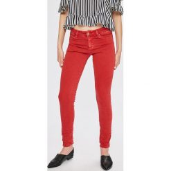 Answear - Jeansy. Czerwone jeansy damskie rurki marki ANSWEAR, s, z elastanu. W wyprzedaży za 79,90 zł.