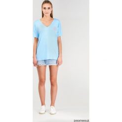 T-shirt Lake Girl. T-shirty damskie Pakamera, bez wzorów, bez kołnierzyka. Za 109,00 zł.