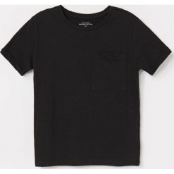 Bawełniany t-shirt z kieszonką - Czarny. Czarne t-shirty męskie Reserved, m, bez wzorów, z bawełny, bez kołnierzyka. Za 19,99 zł.