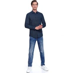 Koszula we wzór z kieszenią komfort krój. Koszule męskie Top Secret, na zimę, m, bez wzorów, z bawełny, eleganckie, z klasycznym kołnierzykiem, bez rękawów. W wyprzedaży za 49,99 zł.