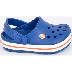 Crocs - Klapki dziecięce. Niebieskie sandały chłopięce Crocs, z gumy, z okrągłym noskiem, bez zapięcia. Za 139,90 zł.