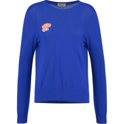 Baum und Pferdgarten CARHA Sweter blue. Niebieskie swetry klasyczne damskie marki Baum und Pferdgarten, xl, z poliesteru. W wyprzedaży za 376,35 zł.