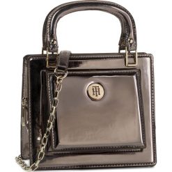 Torebka TOMMY HILFIGER - Fashion Crossover Metallic AW0AW08219 BLK. Szare torebki klasyczne damskie TOMMY HILFIGER, bez wzorów, ze skóry ekologicznej, wizytowe, bez dodatków. W wyprzedaży za 519,00 zł.