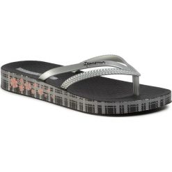 Japonki IPANEMA - Bossa Soft IV Fem 82772 Black/Silver 20728. Szare klapki damskie Ipanema, bez wzorów, z tworzywa sztucznego, bez obcasa. W wyprzedaży za 59,00 zł.