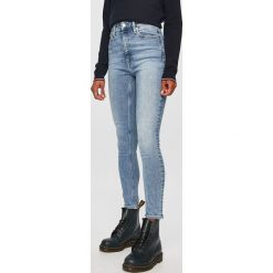Calvin Klein Jeans - Jeansy. Niebieskie jeansy damskie Calvin Klein Jeans, z aplikacjami, z elastanu, z podwyższonym stanem. Za 429,90 zł.