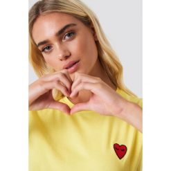 Sisters Point T-shirt Herm Sun - Yellow. Żółte t-shirty damskie marki Sisters Point, z haftami, z klasycznym kołnierzykiem. W wyprzedaży za 56,67 zł.