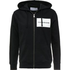 Calvin Klein Jeans INSTITUTIONAL LOGO ZIP THROUGH HOOD Bluza rozpinana black. Czarne bluzy męskie rozpinane Calvin Klein Jeans, m, z bawełny. Za 509,00 zł.
