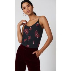 T-shirty damskie: Qontrast X NA-KD Koszulka z nadrukiem na guziki – Multicolor,Navy