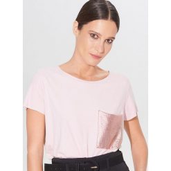 Koszulka z ozdobną kieszonką - Różowy. Różowe koszulki damskie Mohito, s, bez wzorów, bez kołnierzyka. Za 59,99 zł.