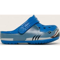 Crocs - Klapki dziecięce. Niebieskie sandały chłopięce Crocs, z gumy, z okrągłym noskiem, bez zapięcia. Za 149,90 zł.