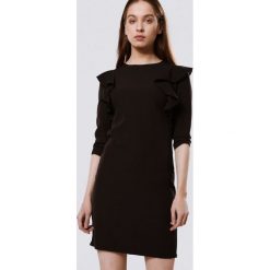 Czarna Sukienka Foresee. Czarne sukienki damskie Born2be, na imprezę, xl, bez wzorów, z tkaniny, z okrągłym kołnierzem, bez rękawów, mini. Za 49,99 zł.