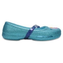 Baleriny w kolorze niebieskim. Niebieskie baleriny dziewczęce Crocs, z aplikacjami, bez obcasa. W wyprzedaży za 74,95 zł.