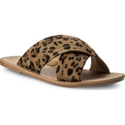 Klapki PEPE JEANS - Malibu Sabana PLS90318 Camel 855. Pomarańczowe klapki damskie Pepe Jeans, bez wzorów, z jeansu, bez obcasa, na obcasie. W wyprzedaży za 199,00 zł.