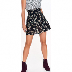 MINI SPÓDNICZKA DAMSKA, KOPERTOWA, Z WIĄZANIEM, WE WZORY. Czarne spódniczki damskie Top Secret, na co dzień, bez wzorów, z tkaniny, eleganckie, mini, kopertowe. W wyprzedaży za 49,99 zł.