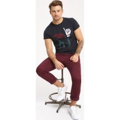 T-SHIRT KRÓTKI RĘKAW MĘSKI. T-shirty męskie Top Secret. W wyprzedaży za 19,99 zł.