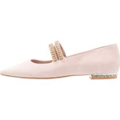 Dune London BLONDELLE Baleriny z zapięciem blush. Różowe baleriny damskie marki Dune London, bez wzorów, z weluru, bez obcasa. Za 509,00 zł.