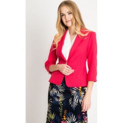 Elegancki koralowy żakiet QUIOSQUE. Pomarańczowe marynarki i żakiety damskie QUIOSQUE, z satyny, eleganckie. W wyprzedaży za 99,99 zł.
