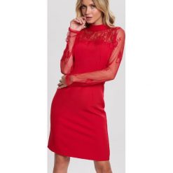 Czerwona Sukienka Ardleigh. Czerwone sukienki damskie Renee, na imprezę, s, z haftami, bez kołnierzyka, bez rękawów, długie, mini, dopasowane. Za 129,99 zł.