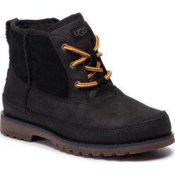 Trapery UGG - K Bradley 1094574K K/Blk 1. Czarne śniegowce chłopięce Ugg. W wyprzedaży za 229,00 zł.