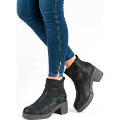 MILITARNE BOTKI DAMSKIE - czarny. Czarne botki damskie KYLIE, militarne, bez obcasa, bez zapięcia. Za 109,90 zł.