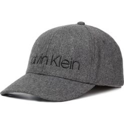 Czapka z daszkiem CALVIN KLEIN - Melton Cap K50K505025 P01. Szare czapki męskie Calvin Klein, bez wzorów, z poliesteru. W wyprzedaży za 129,00 zł.