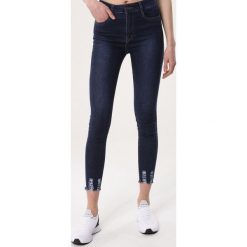 Granatowe Jeansy Covetable. Szare jeansy damskie Born2be, z podwyższonym stanem. Za 49,99 zł.