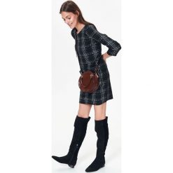 LUŹNA SUKIENKA DAMSKA MINI W KRATĘ. Czarne sukienki damskie marki Top Secret, na co dzień, na zimę, bez wzorów, klasyczne, z klasycznym kołnierzykiem, bez rękawów, mini, proste. W wyprzedaży za 59,99 zł.