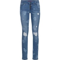 Dżinsy w kwiaty bonprix niebieski "bleached" wzorzysty. Niebieskie boyfriendy damskie bonprix. Za 69,99 zł.