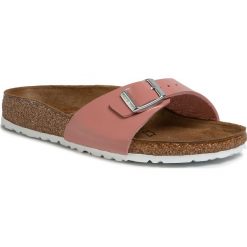Klapki BIRKENSTOCK - Madrid Bs 1016065 Patent Old Rose. Różowe klapki damskie Birkenstock, bez wzorów, ze skóry ekologicznej, bez obcasa. W wyprzedaży za 199,00 zł.