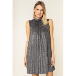 Sukienka koktajlowa Guess Diva W01K80 K9HY0. Szare sukienki damskie Guess, m, z aplikacjami, z elastanu, wizytowe, bez kołnierzyka, bez rękawów. W wyprzedaży za 359,00 zł.