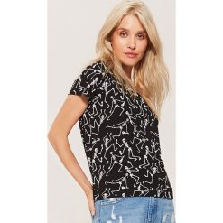 T-shirt z nadrukiem all over - Czarny. Czarne t-shirty damskie marki House, l, z nadrukiem. Za 39,99 zł.