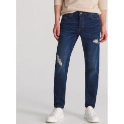 Jeansy carrot slim - Granatowy. Niebieskie jeansy męskie Reserved, m, bez wzorów. Za 129,99 zł.
