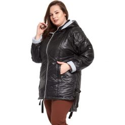 Czarna pikowana kurtka Martyna z odpinanym kapturem XXL OVERSIZE. Czarne kurtki damskie Moda Size Plus Iwanek, na wiosnę, xxl, bez wzorów, z poliesteru, eleganckie. Za 249,90 zł.